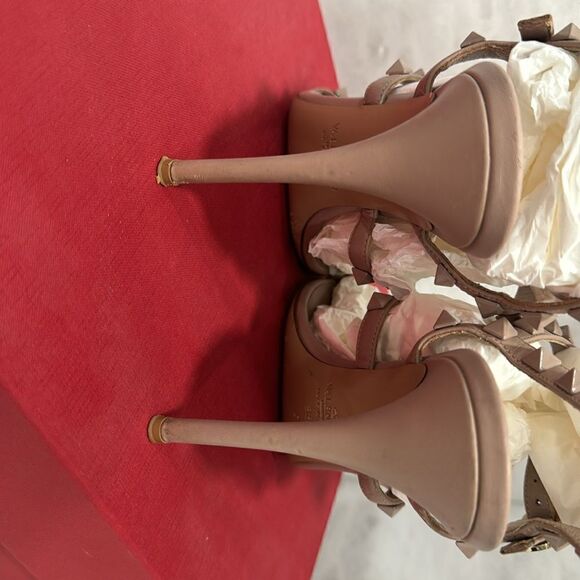 Valentino Garavani Poudre tan nude blush Rockstud T-Strap Sandal tonal heels 38 - Picture 12 of 15